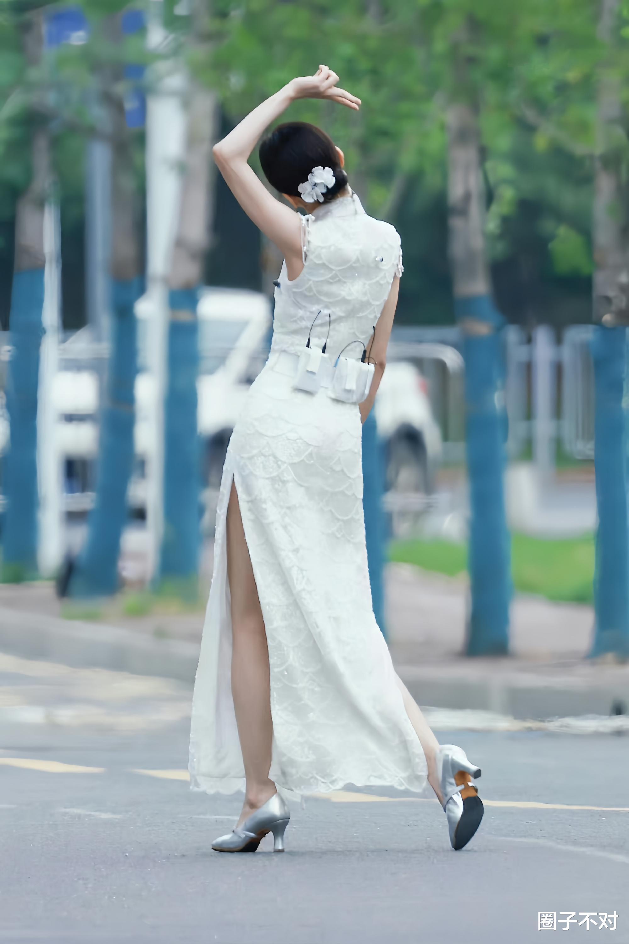 49岁贾静雯这身段也太绝了吧! 无袖白色旗袍, 优雅性感, 张扬高级!