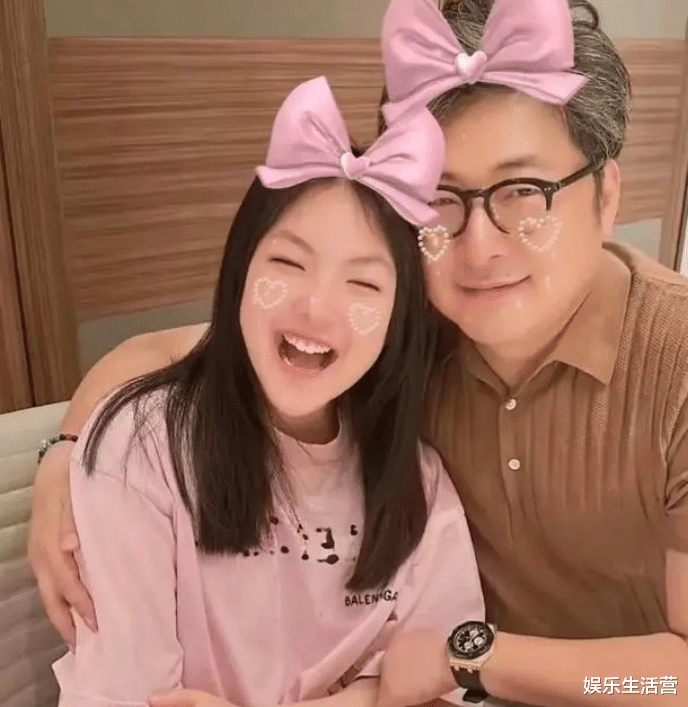 |杨颖疑和黄晓明逛商场？6岁小海绵蹦蹦跳跳很开心，都是为了孩子