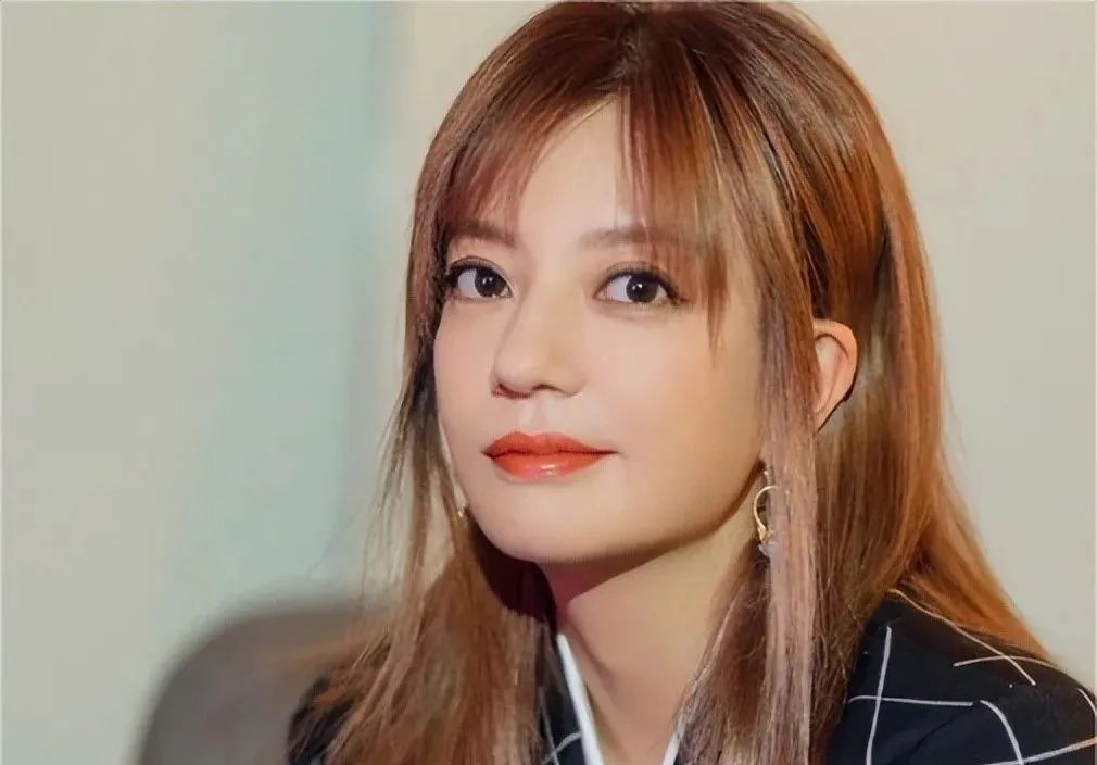 消失一年多后,再看47岁赵薇现在的处境,完全是自食恶果