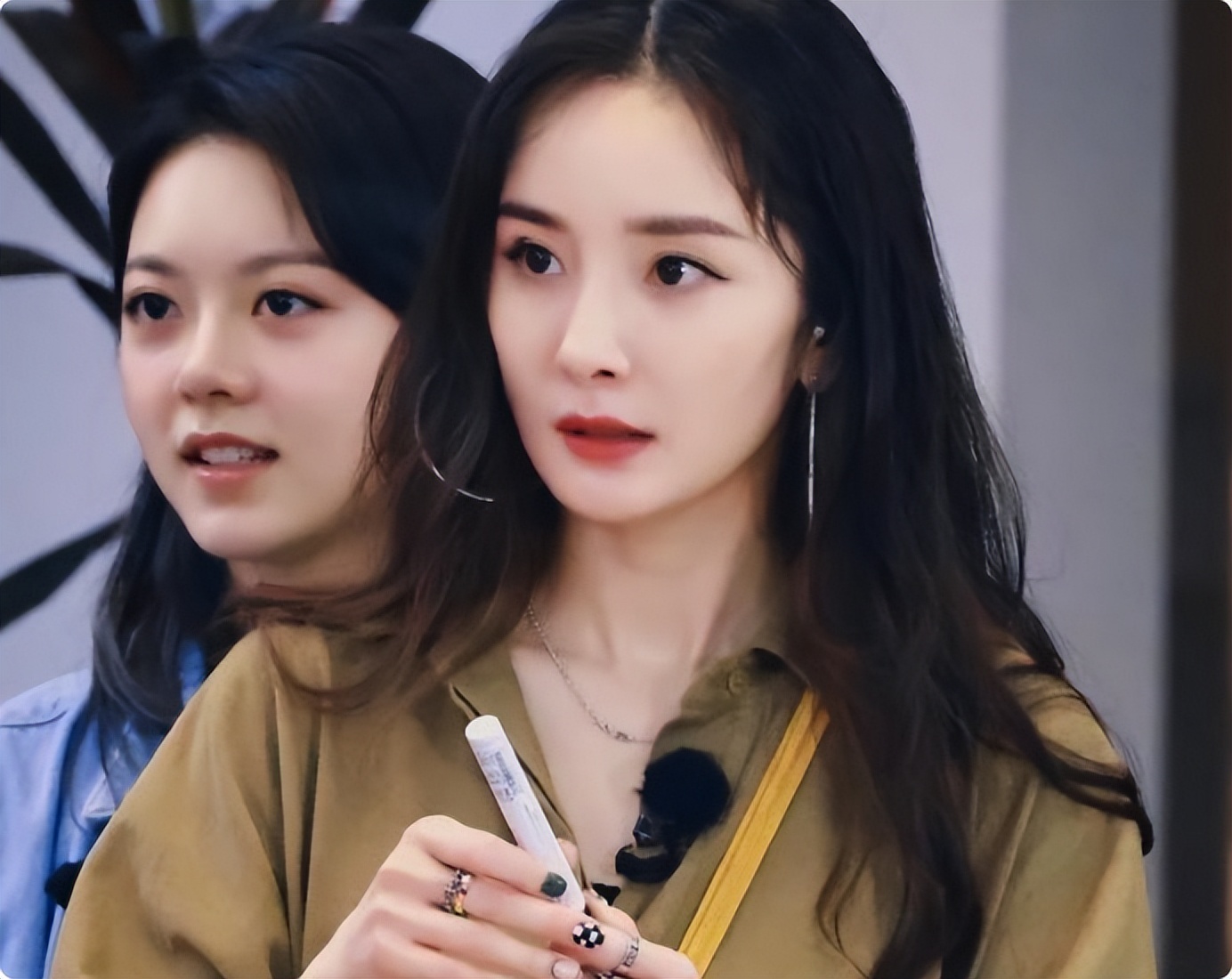 当44岁秦岚和31岁迪丽热巴站在一起,我才明白什么叫气质和骨相