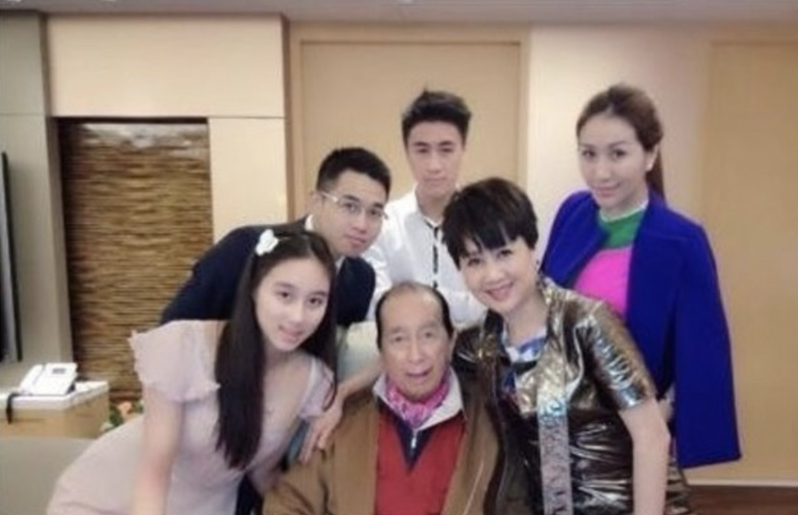 何猷君|何猷君带奚梦瑶出游,与哥哥何猷亨像双胞胎,妹妹何超欣一同现身