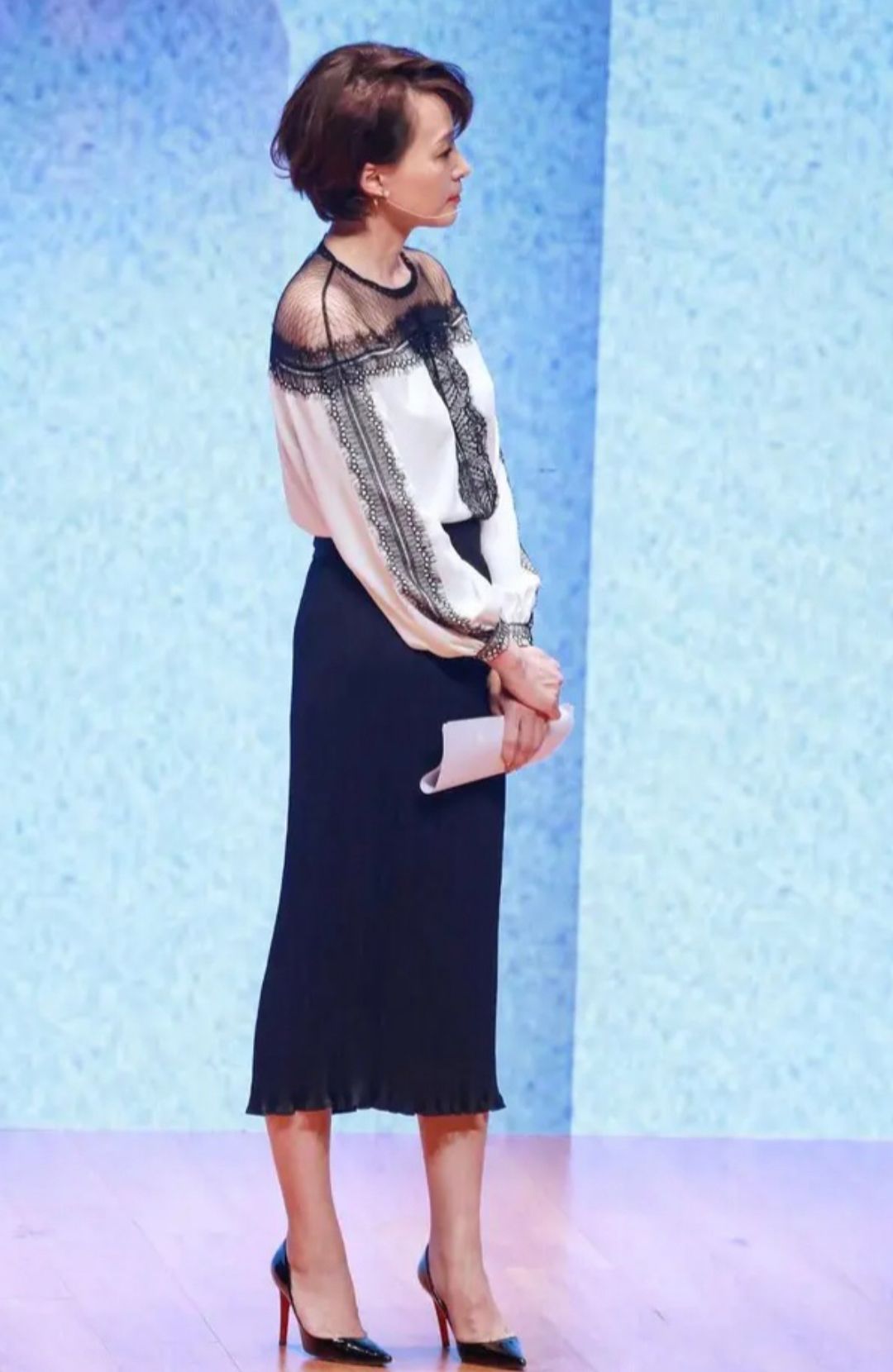 49岁董卿到了中年更有气质：裙穿长、裤穿短、发不过肩，优雅高级