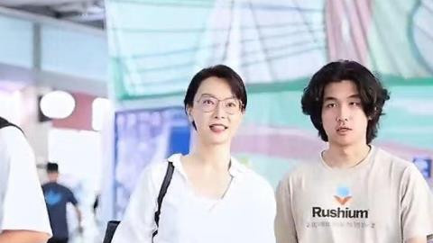 陈数北京机场迎接继子，未化妆曝光46岁真实样貌，孩子像赵又廷