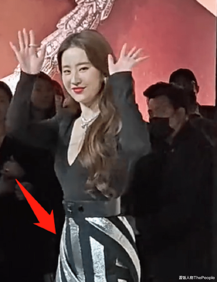 杨紫|刘亦菲的双下巴、王子文的赘肉、杨紫的肚子,治好女性的容貌焦虑