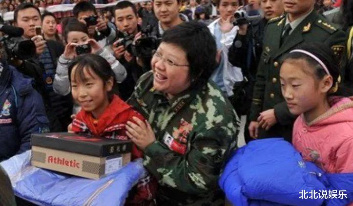 瞒不住了!韩红隐藏多年背景曝光,难怪娱乐圈的人都不敢得罪她!