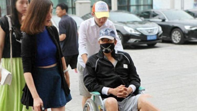 著名演员谷智鑫：34岁被马踩成废人，孕妻8年一把屎一把尿伺候