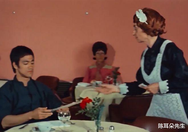 《猛龙过江》:李小龙会英语,为什么不在电影里面告诉服务员?