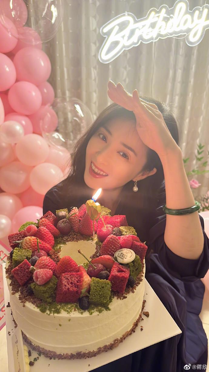 张天爱|40岁蒋欣晒生日现场照,穿束腰黑裙越来越瘦,脚背青筋超明显