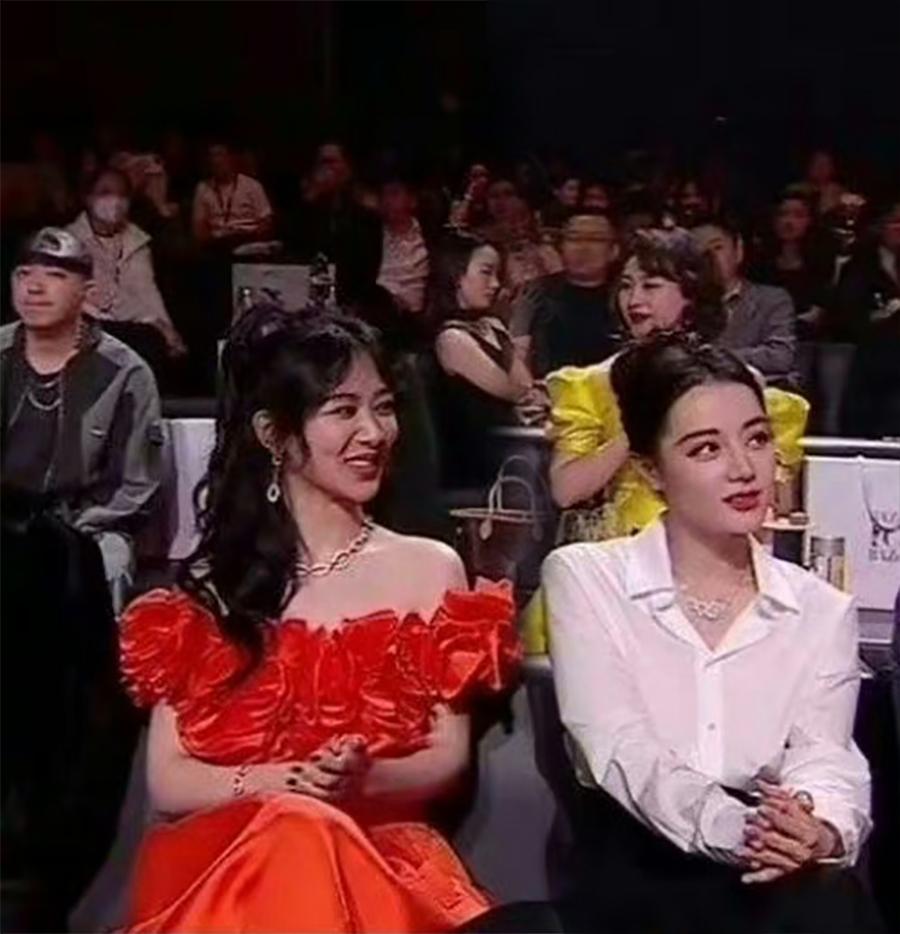 李晓峰|孕肚明显、被翻白眼、卑微提裙，芭莎这一夜，李晓峰的处境太尴尬了！