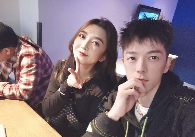 王栎鑫失婚三年迎新恋情,深夜携眼镜妹同回寓所,恩爱牵手超甜蜜