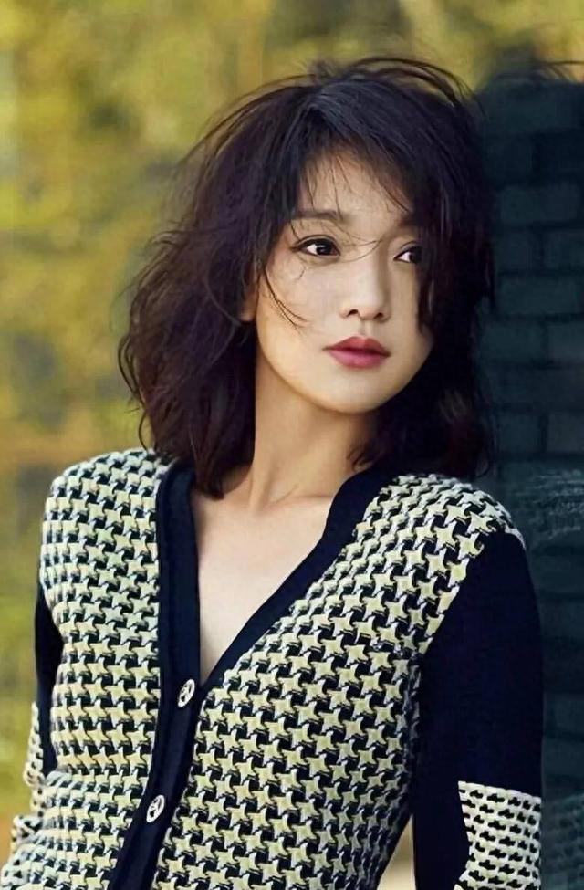 54岁丰腴迷人，“风流成性、老少通吃”一生撩男无数却至今单身