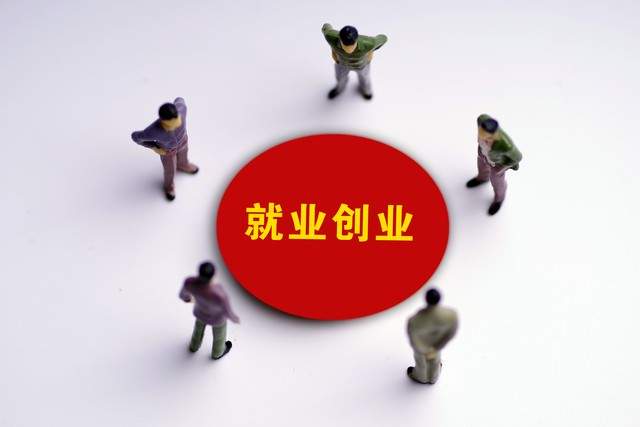 \外卖骑手、月嫂职业崛起,蓝领白领收入差距逐渐缩小,新型职业成就业新宠\