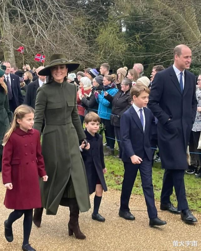 威廉凯特家圣诞节晒照,8岁夏洛特搂着兄弟中间坐,已有王者之气