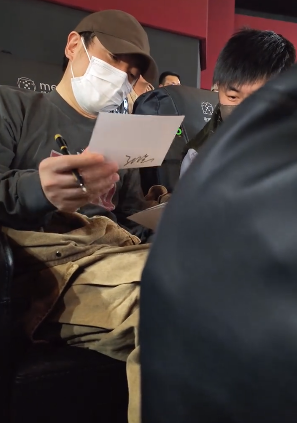 沈腾|44岁沈腾疑病倒出国求医！病情严重无法工作，脖子粗大引粉丝担忧