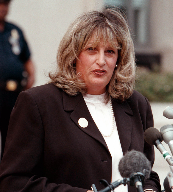 1998年,一条没洗的蓝裙子让莱温斯基身败名裂,克林顿也惨遭弹劾