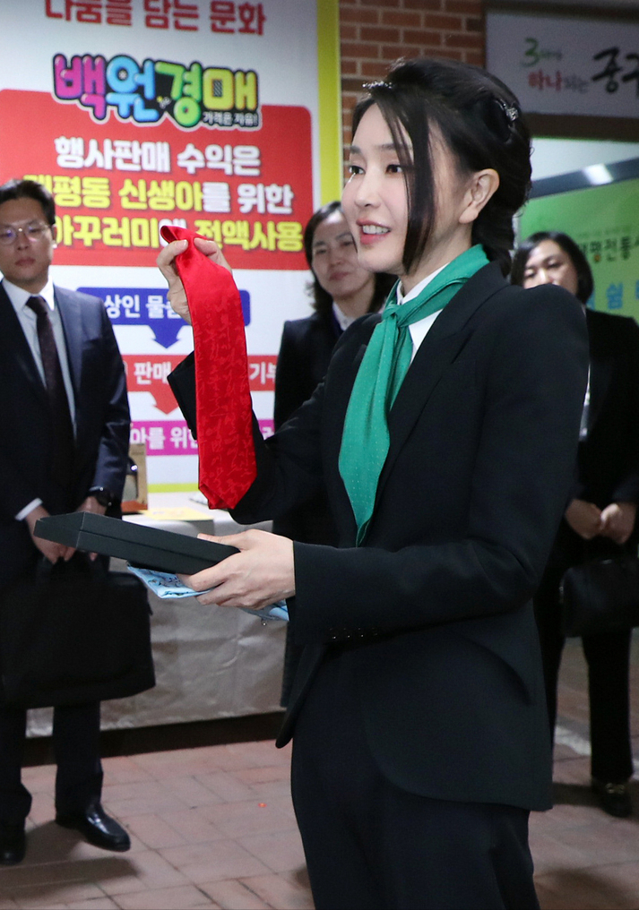 发型师 韩国第一夫人罕见穿帆布鞋营业！戴绿丝巾穿绿袜子，开心逛菜市场