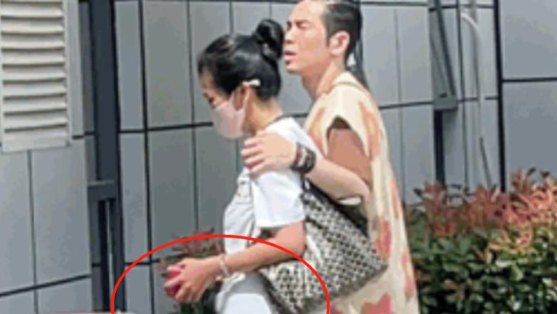 喜当爹？萧敬腾求婚后露面，50岁女友肚凸疑怀孕，互相称呼爸妈