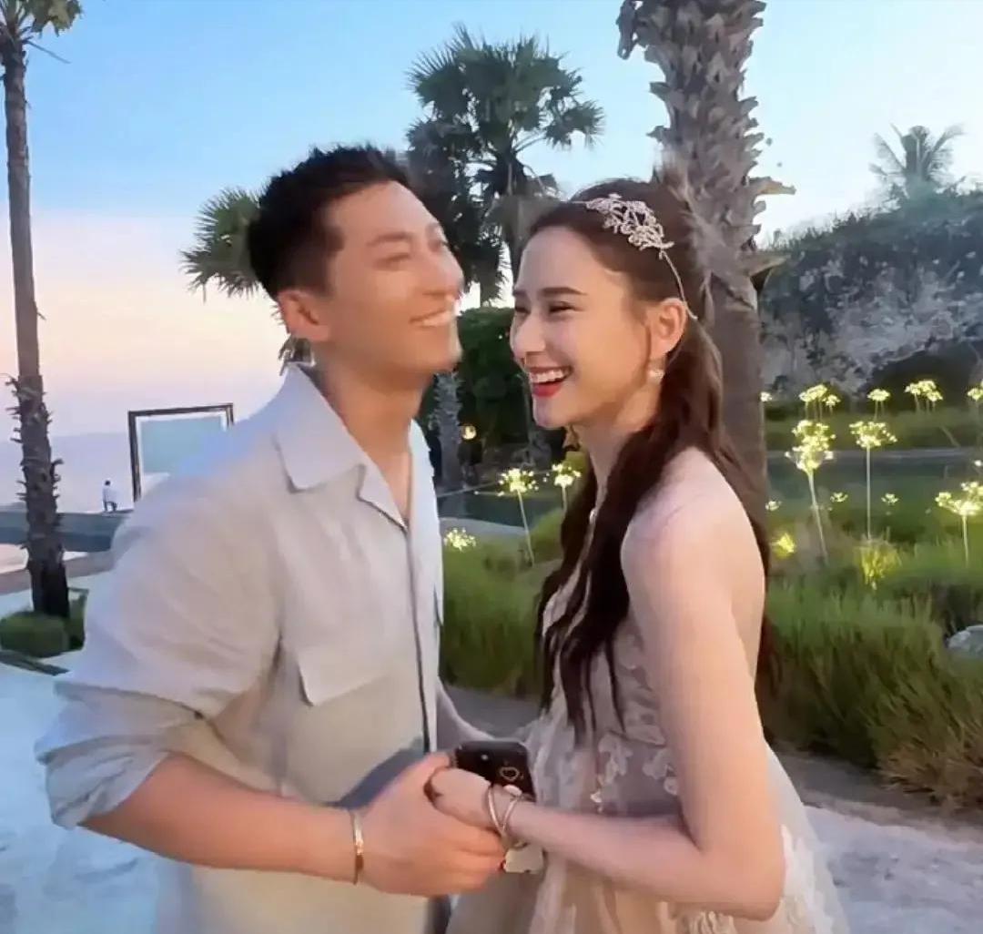 何超莲|何超莲穿背带裤出镜,身材发福,网友:一看就是怀孕了