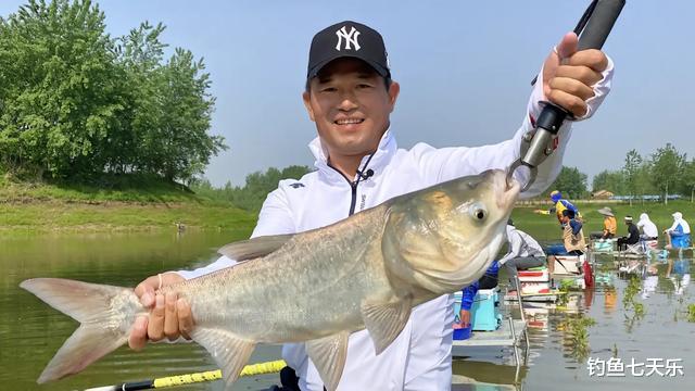 |钓王邓刚国外钓鱼遇套路,回国继续“盘老板”,一场下来小赚2000