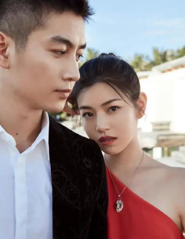 陈妍希带儿子滑雪,婆婆宠溺注视孙子,陈晓全程帮妻儿拍照好温馨