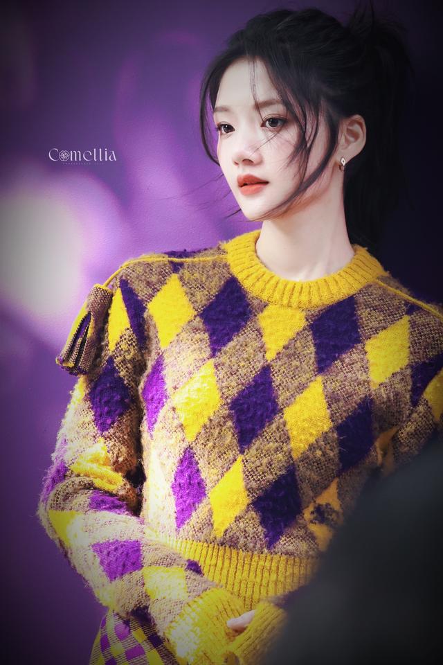 任敏高马尾撞色连衣裙简约时尚