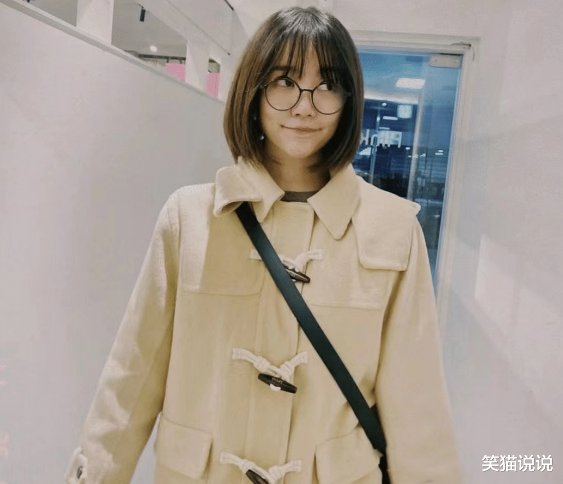 39岁尹恩惠晒穿搭日常：短发眼镜显俏皮，皮肤白皙状态佳！