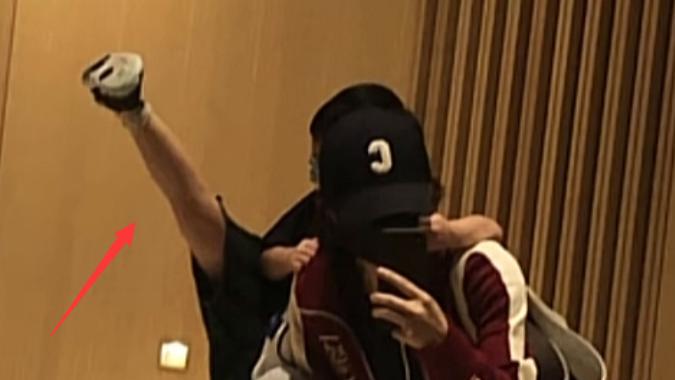 赵丽颖首晒与儿子合影，想想抱着妈妈躲身后调皮，配文伤感引热议