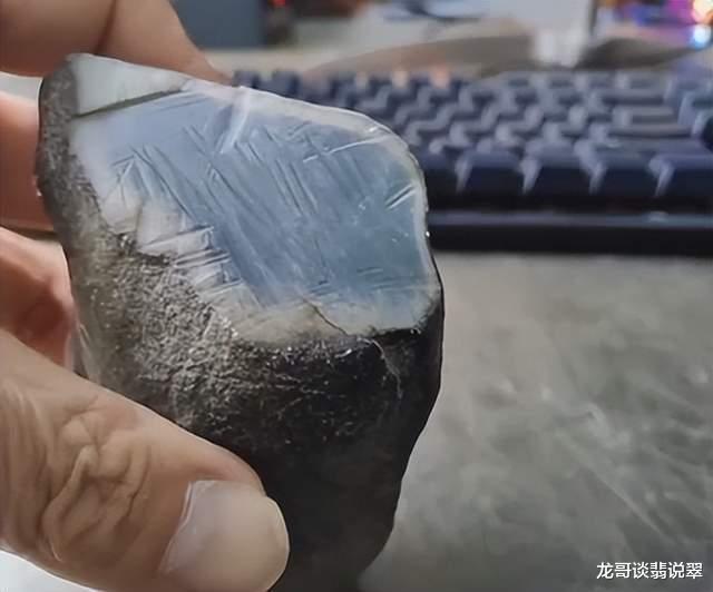 翡翠|龙哥说翡翠:擦口发黑,或者断口发黑,就一定是种老的表现吗?