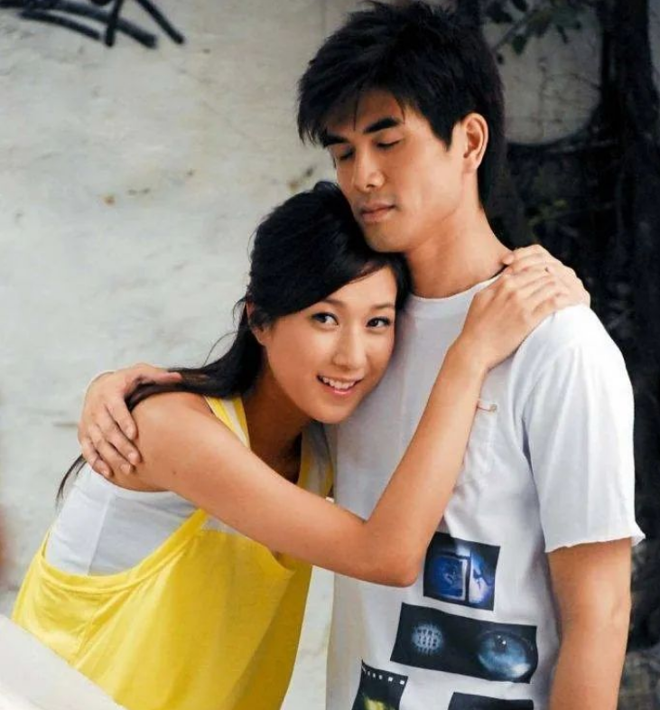 钟嘉欣，笑口常开，好彩自然来