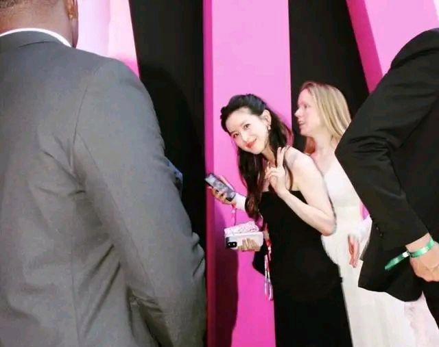 章泽天|章泽天高调现身戛纳晚宴,颜值气质不输女星,身材紧致破三胎传闻