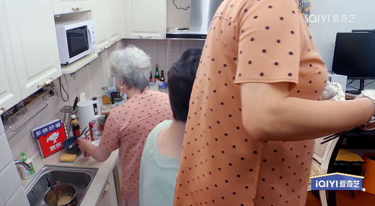 婆婆没动筷子陈紫函却先吃,饭后不收拾,全程黏着老公戴向宇撒娇