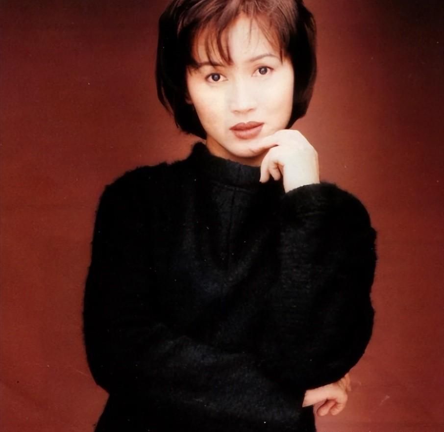 曾是“亚视一姐”，却被渣男老公骗光家产，如今61岁落寞街头