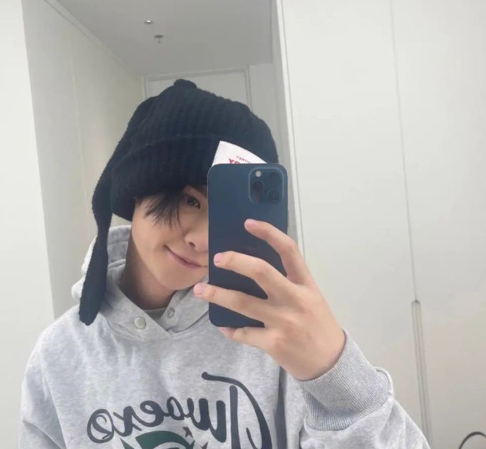 |黄明昊与男友人牵手同行，对方长相帅气颜值高，两人关系引发猜测