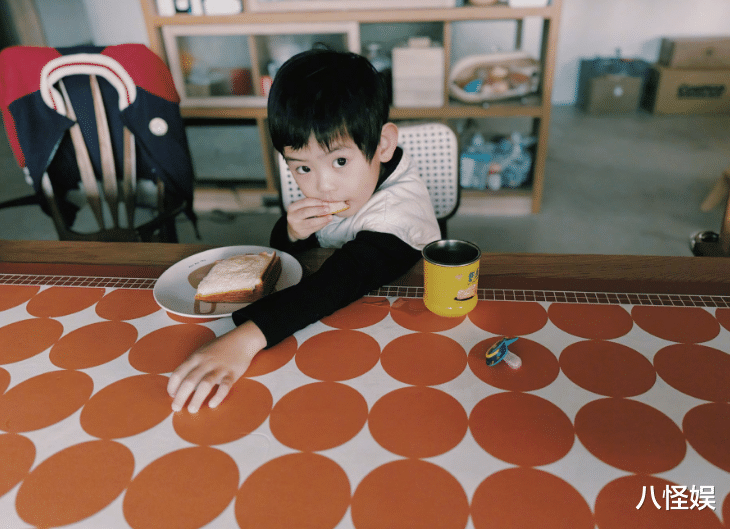 陈意涵大眼基因太强，女儿脸型像爸眼睛却超大，英文名曝光好随意