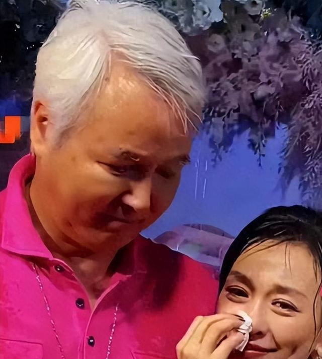 大快人心！花17亿买“楼”害人的张庭夫妇，如今下场凄惨