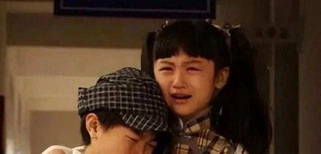 她6岁被成龙抱上春晚，后因“太丑”被嘲退圈，如今美到认不出