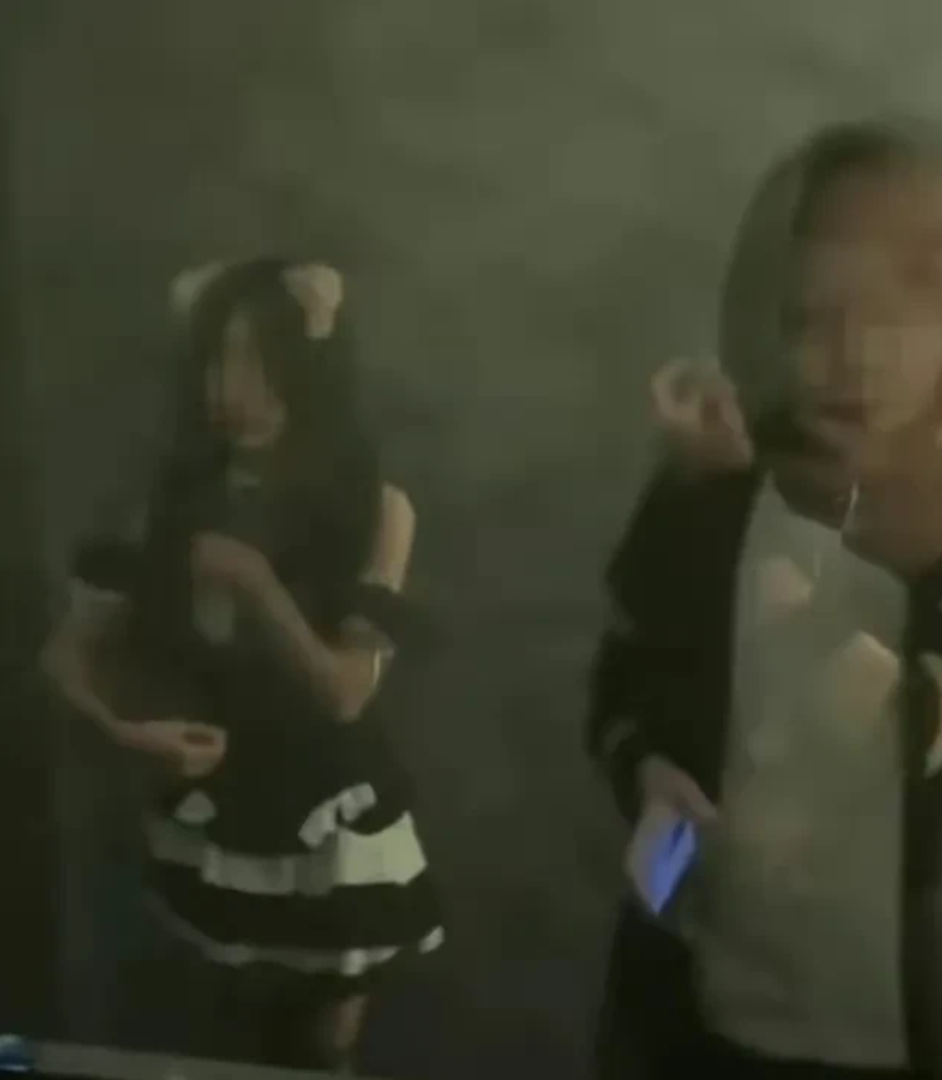 擦边是流量密码？酒吧男女厕所隔断竟是双面镜，男厕可看到女厕洗手台。