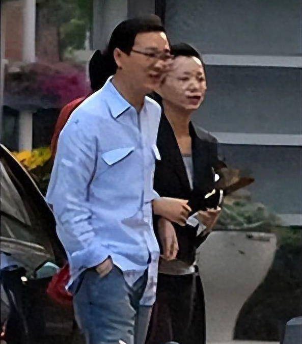 央视董卿现身，穿着校服在街上喂破产的丈夫，两人的互动好甜蜜