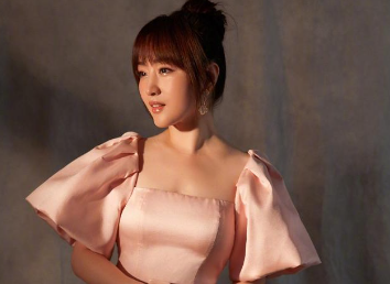 杨钰莹高龄怀孕?身穿紧身裙还敢出席活动,孩子父亲成谜