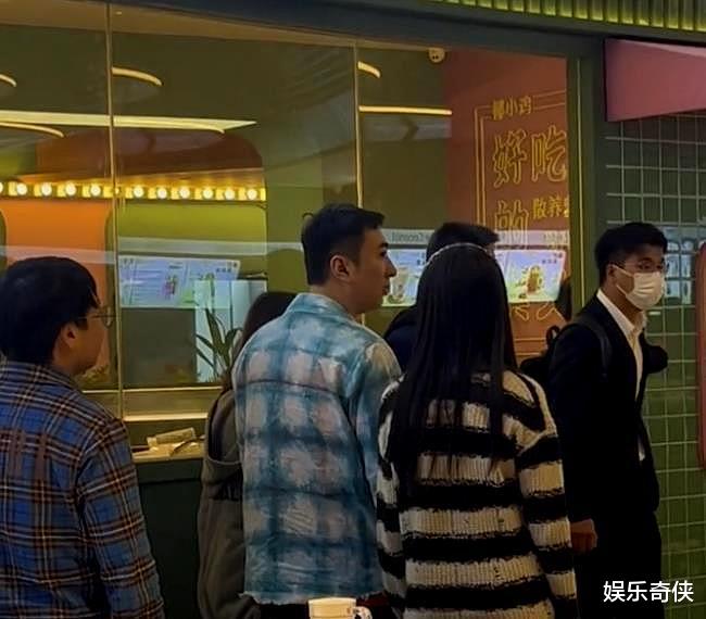 王思聪带女友现身三亚，似与店员发生争执，斥责对方：你当我傻子