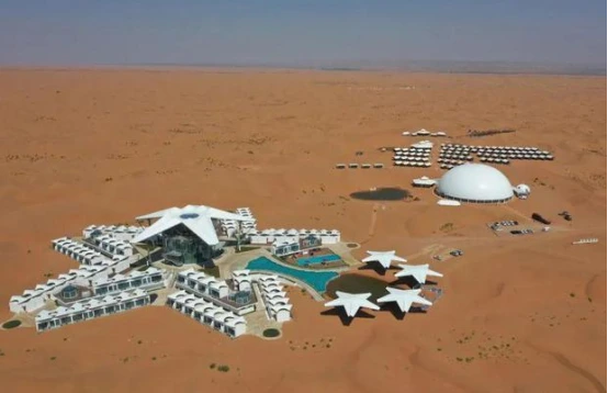 |腾格里沙漠深处有一座“奇葩”建筑，被人们称为最孤独的酒店！