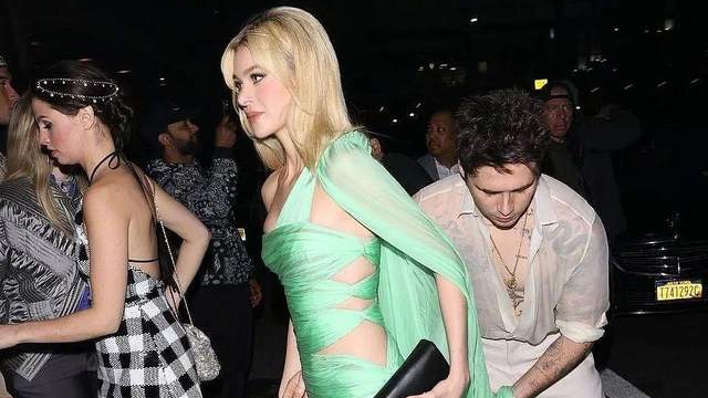 小贝|太美了！妮可拉大白天着装大胆秀身材，小贝儿子甘当绿叶 很幸福