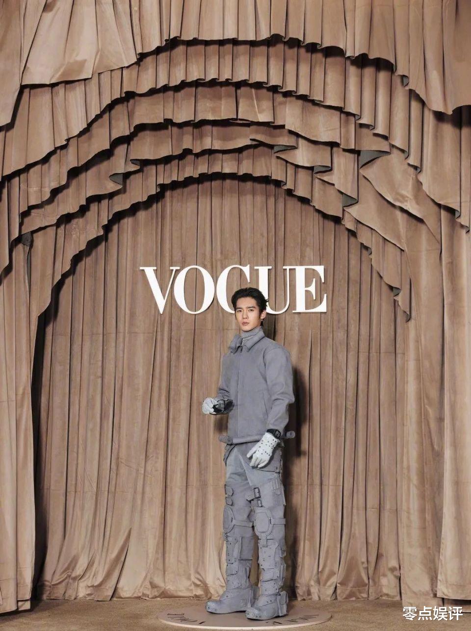 周冬雨张子枫红毯造型尴尬：想性感露了个寂寞，童星别穿大人衣服