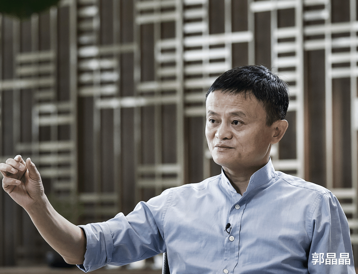 马云|马云罕见现身设置家宴,身材发福憔悴不少,豪宅庭院内景曝光