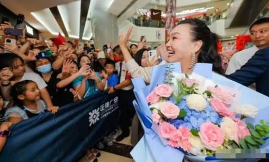 大S前夫又开新店,抱手抿嘴社恐明显,张兰开怀大笑是社牛