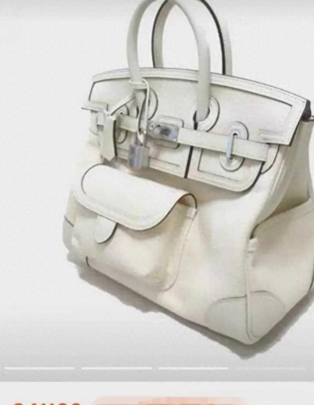 吴君如在香港街头可谓是赚足眼球！手拎30万高奢包，一头金发女人味十足