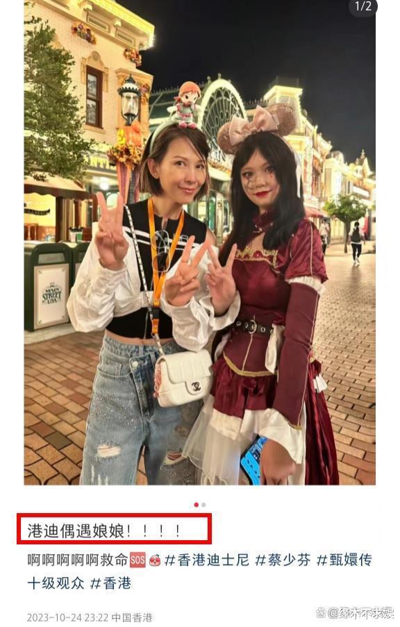 51岁朱茵独自现身迪士尼,背2万包穿着少女,和男子合影引争议!