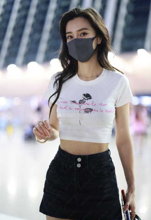 Baby小海绵现身机场,工作之余带儿子度假,露脐T配短裙身材火辣