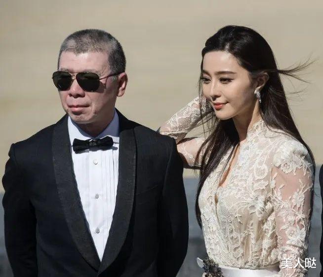 范冰冰冯小刚合体照罕见流出,穿蕾丝裙贴身亲密合影,冯小刚一脸得意很享受