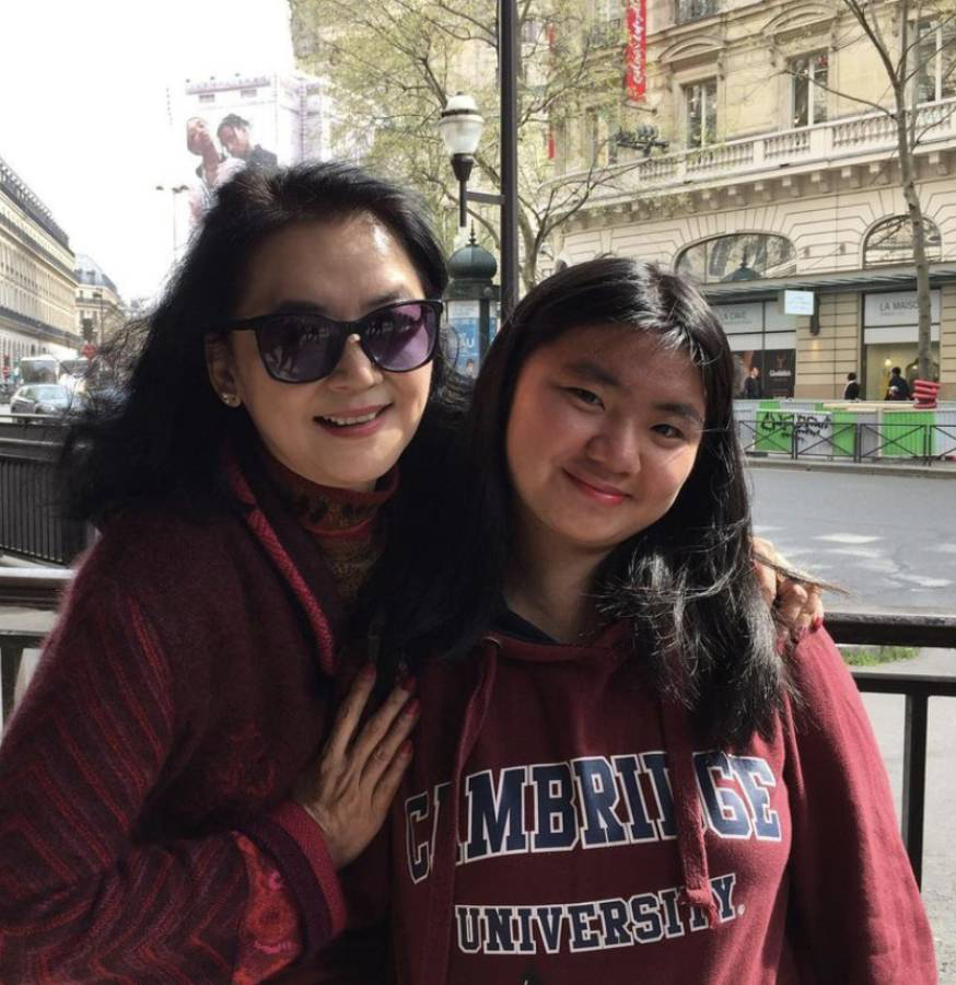 女神胡慧中罕见分享女儿照片,23岁何嘉珍是阳光又自信的胖女孩